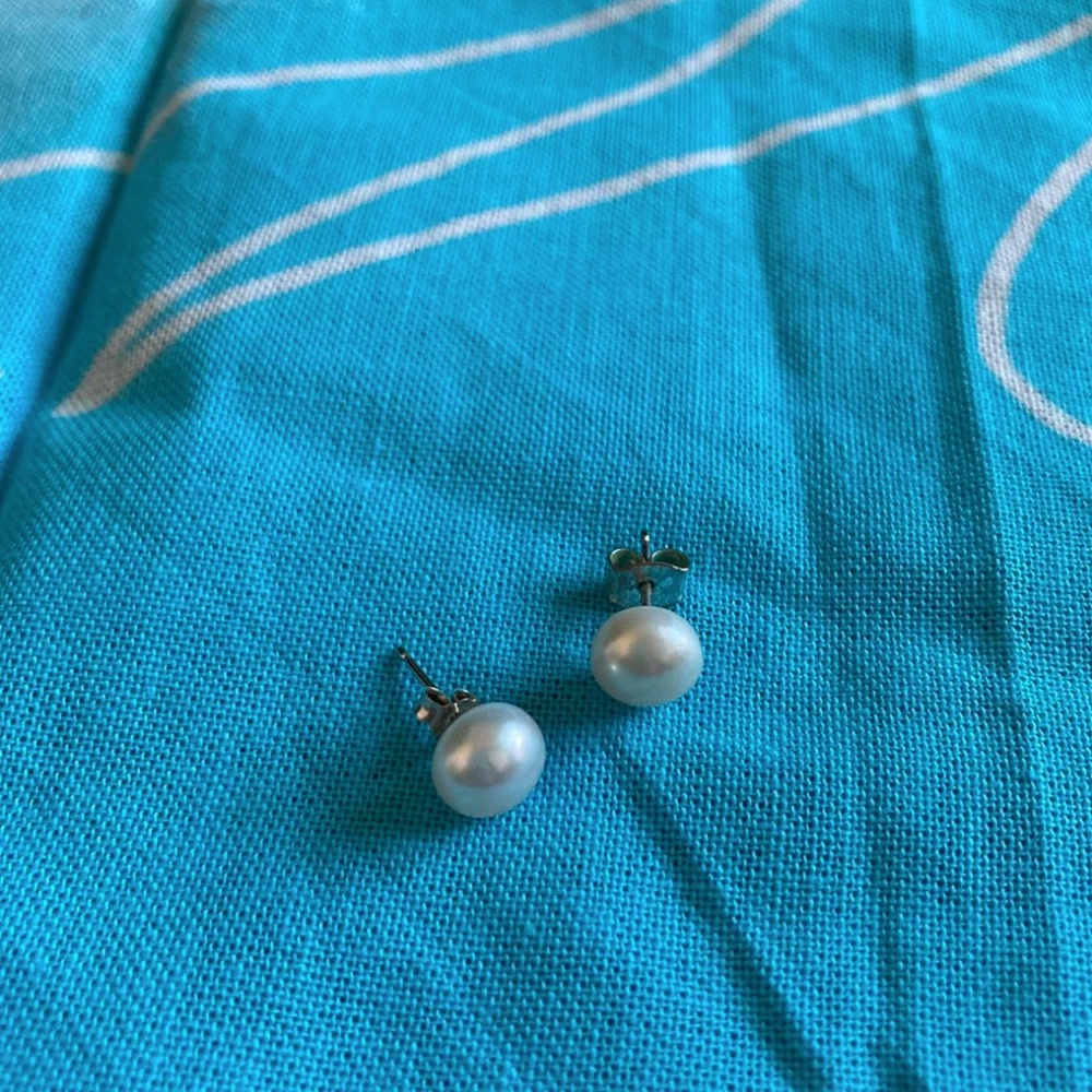 Genuine pearl stud earrings
